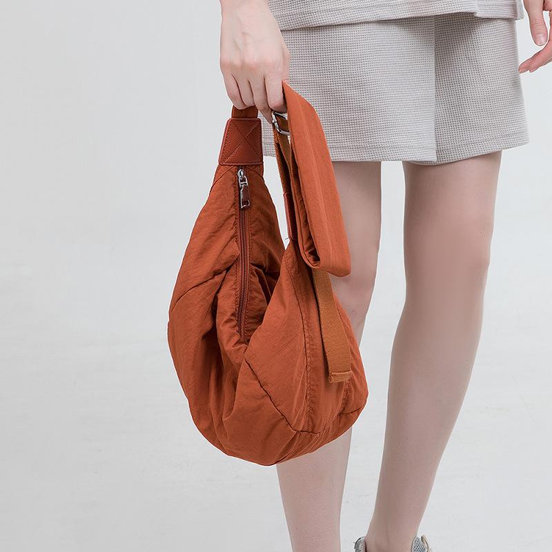 New hot-selling women's bags, lightweight trendy messenger bags, niche high-end shoulder bags, fashionable dumpling bags