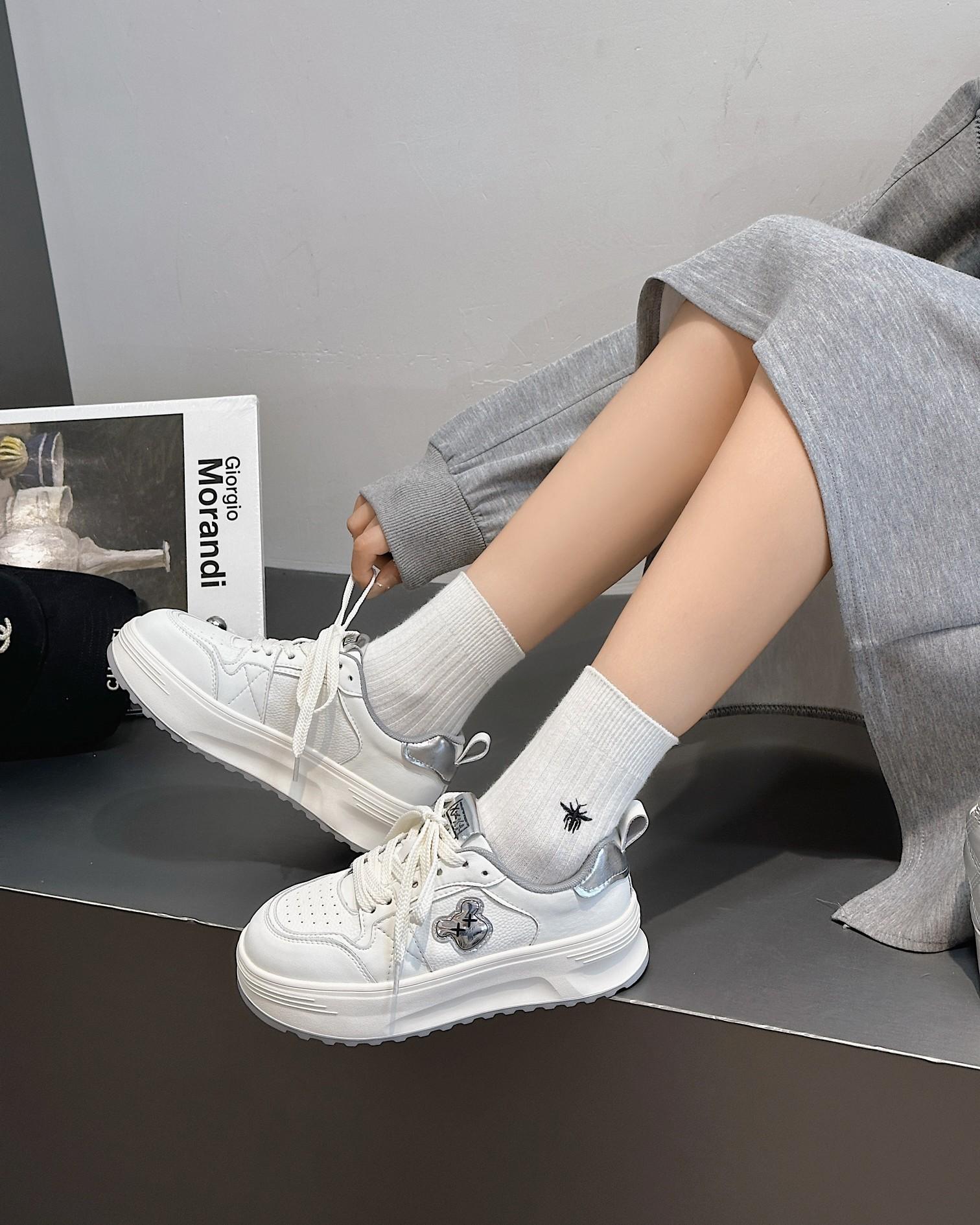 

Leather platform white shoes women s 2025 new popular autumn models versatile height increase fashion niche round head casual board shoes 35