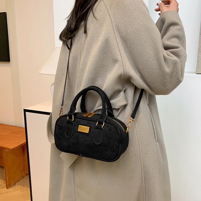 

Портативная сумка-боулинг женская 2025 новая легкая роскошь нишевая высококлассная сумка-мессенджер подушка 24*9*13