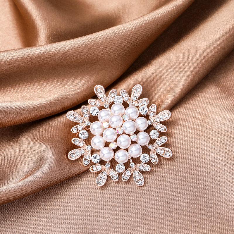 

Fashion Luxury Pearl Flower Brooches For Women Elegant Exquisite Badges Crystal Clothing Jewelry Wedding Party Brooch Pin