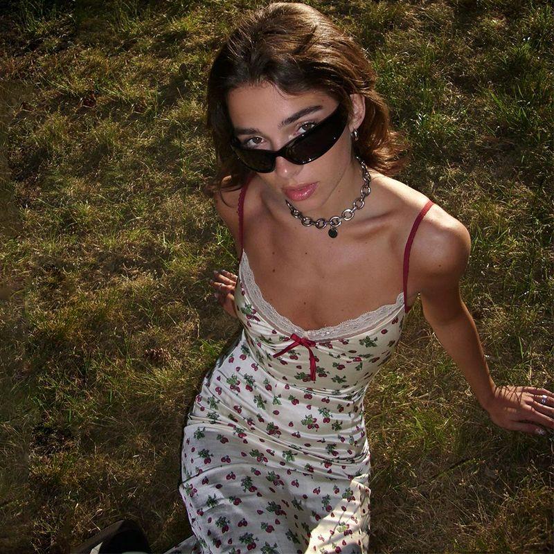 

Летнее приталенное платье-слинг для девочки с мелким вишневым принтом White S