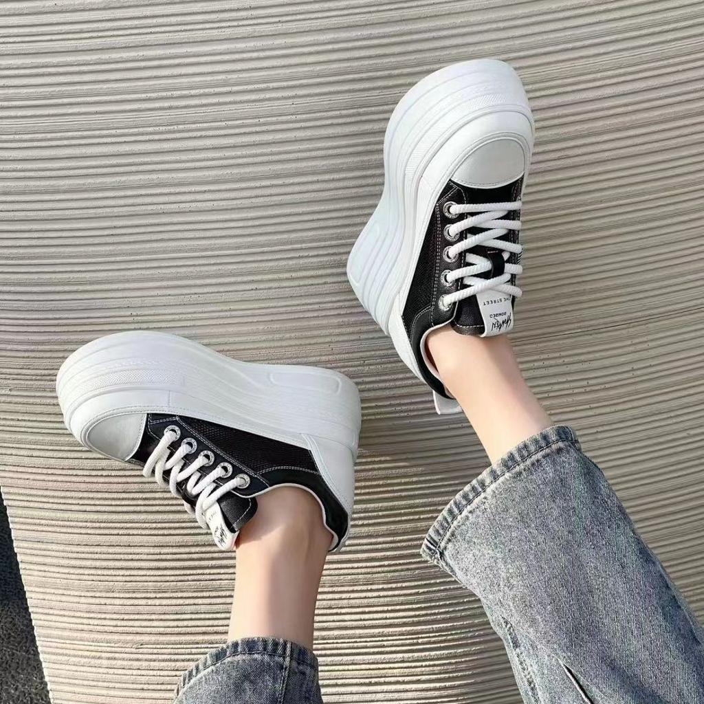 Platform fehér cipő női 2024 tavasz új magasságnövelő női cipő sokoldalú muffin cipő népszerű alkalmi deszkás cipő gyerekek