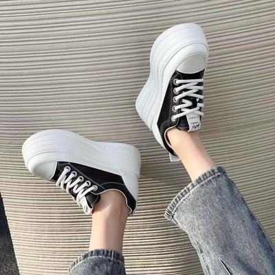 Chaussures blanches à plateforme pour femmes printemps 2024 nouvelles chaussures pour femmes augmentant la hauteur chaussures muffin polyvalentes chaussures de skate décontractées populaires enfants