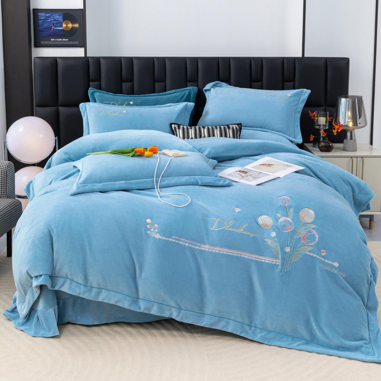 

Уютное зимнее постельное белье из молочного бархата: Флисовый пододеяльник и плюшевая простыня, набор из 3 предметов 1.5m Bed 4-Piece Set