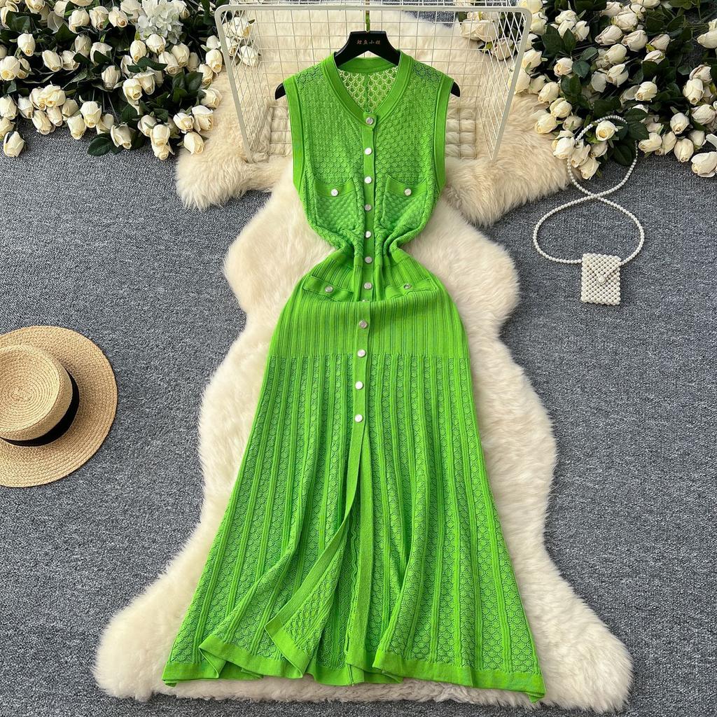 Xiaoxiangfeng high-end retro V-neck sleeveless single-breasted buckle waist hollow crochet knitted dress spring and summer