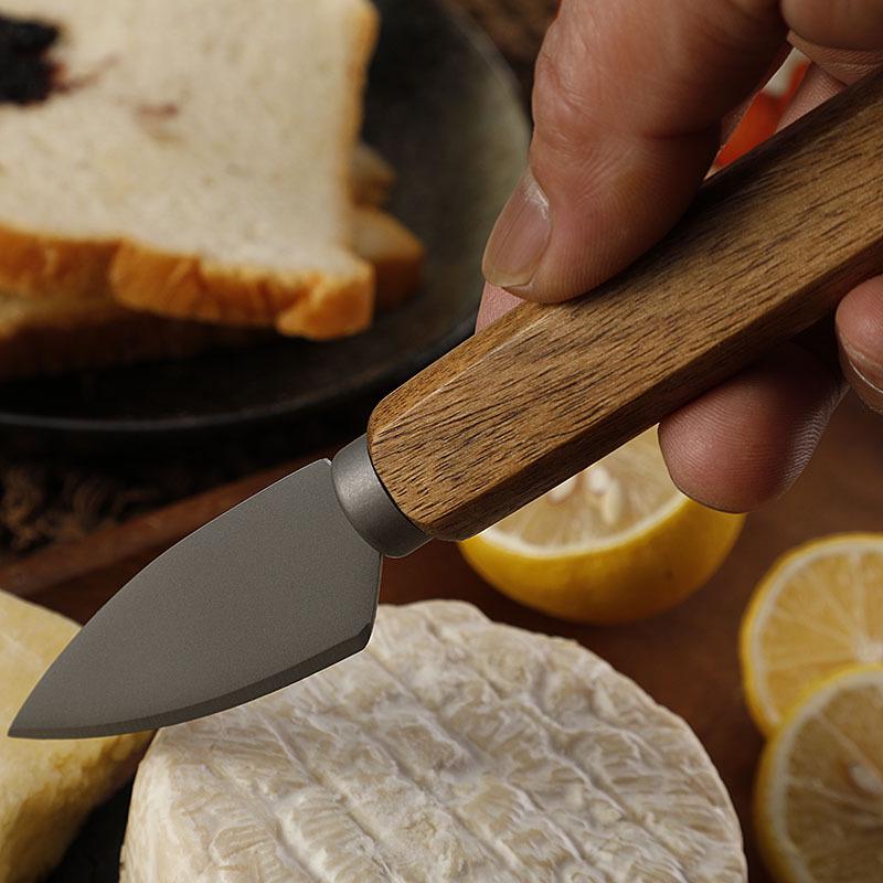 Käsemesser-Set aus Edelstahl mit Titanbeschichtung und Griffen aus Akazienholz (Enthält Butterspachtel, Steakmesser und Gabeln)