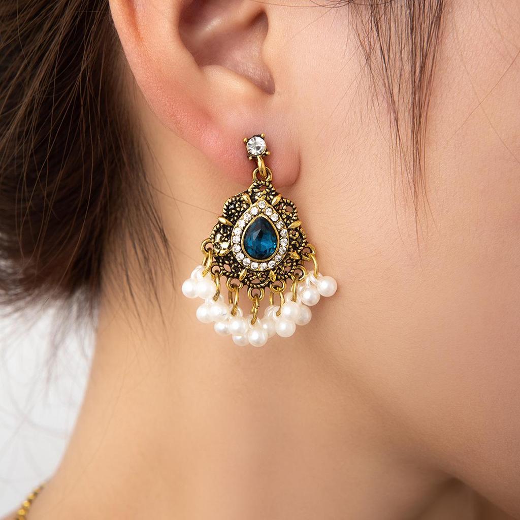 European & American Exotic Style Jewelry Set: Bohemian Clavicle Necklace with Pearls and Tassel Earrings Inlaid with Zircon Diamonds.