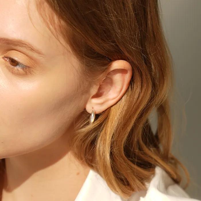 GENTLE STONE EARRING 01