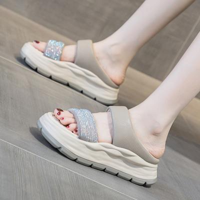 Calçado de exterior de sola grossa para aumentar a altura, novo chinelo casual de verão feminino, respirável e versátil, com pedras de água, chinelo de uma tira cool, ins