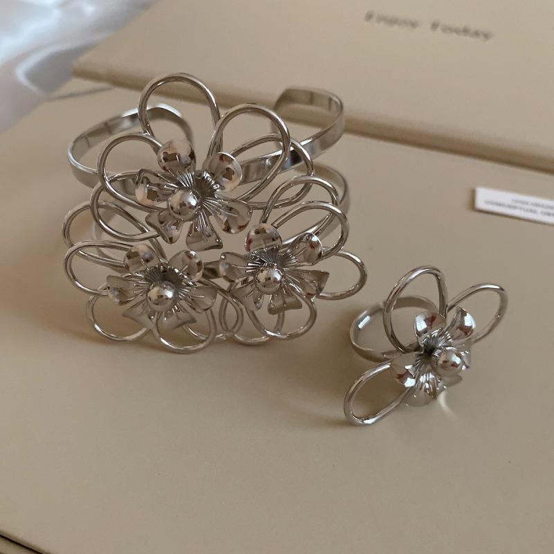 Wind Metall Blume Hohl Öffnung Armband Ring Set Übertrieben Explosion Armband Leichter Luxus High-End Schmuck