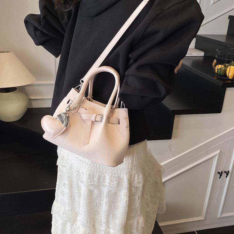 Niche Design Portable Bucket Bag Women's 2025 New Trendy Spring Fashion Personalized Trend Messenger Bag