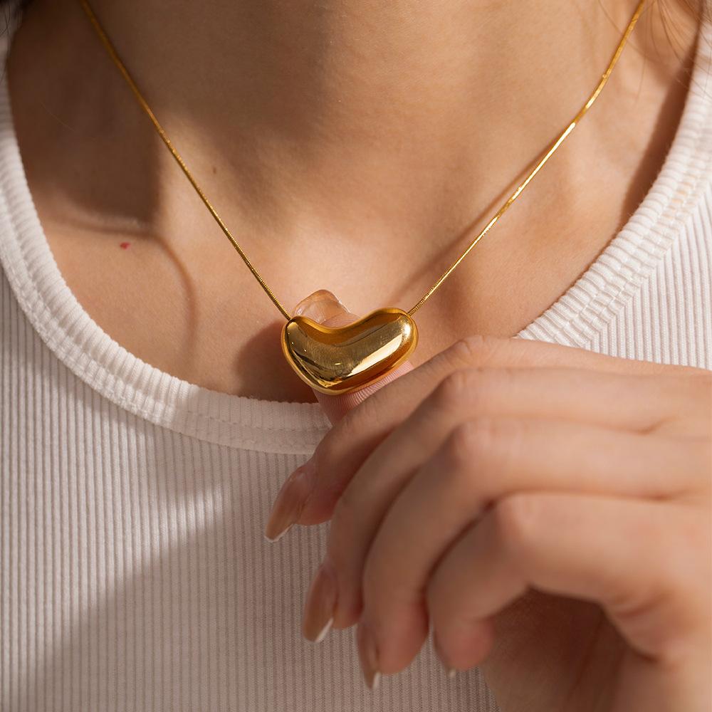 New Arrival 18K Gold Stainless Steel Heart Shaped Pendant Necklace Classic Vintage Style for Wedding Holiday Parties