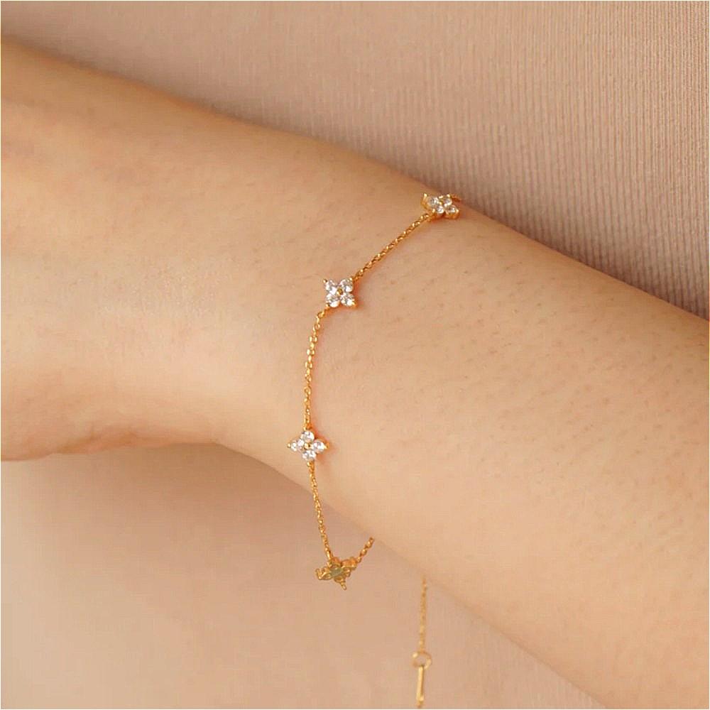 Minimalistisches Glücksbringer Süßes Besetztes Kleeblatt Armband für Damen Mädchen Verstellbare Goldfarbene Gliederkette Klassischer Französischer Schmuck Geschenk