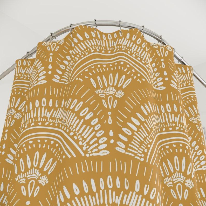 Hořčicově žlutý sprchový závěs v boho stylu - ručně kreslený umělecký vzor, ​​minimalistická koupelnová dekorace s odpovídající podložkou