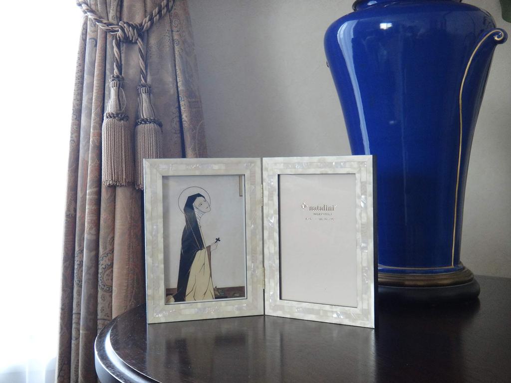 natalini Shell Wooden Photo Frame, 2-Sided, Made in Italy, 10 x 15cm, Postcard Size, Double Fold, Q-H-20, White, Small