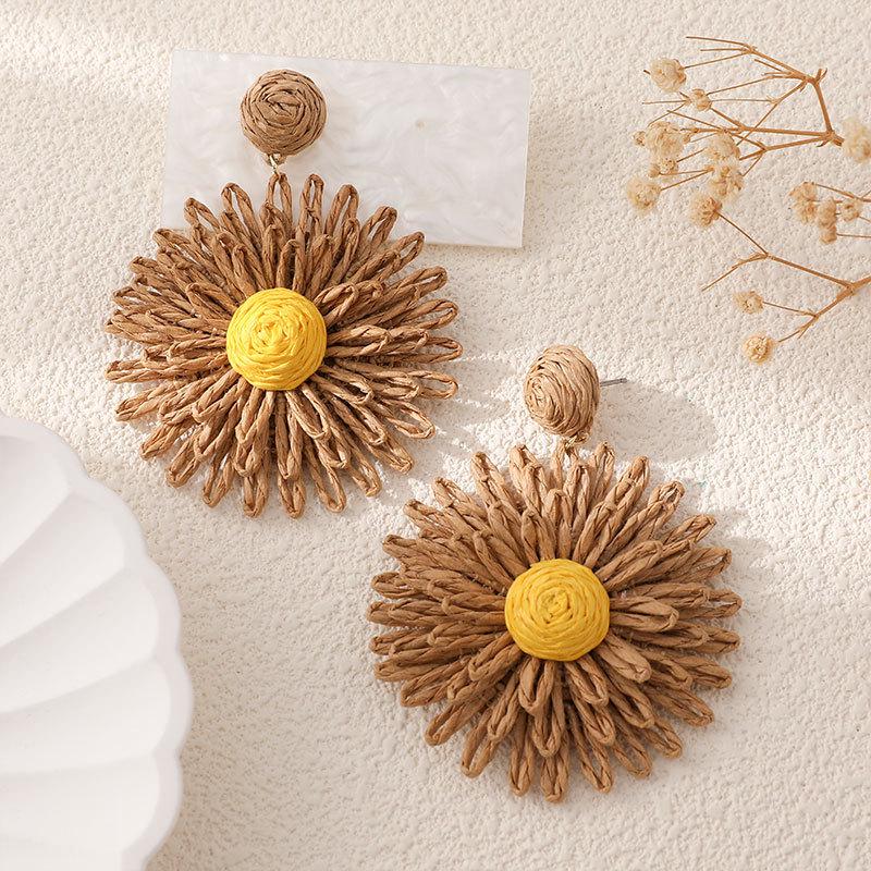 High-End Hand-Woven Raffia Sunflower Earrings for Stylish Travel and Holiday Photography