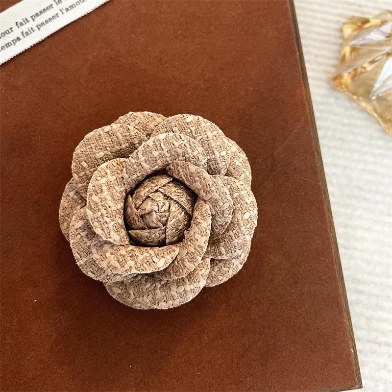 French Retro Camellia Brooch: Elegant Autumn/Winter Socialite Fashion Pin