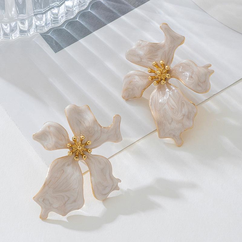 Japanese And Korean Qing Sweet Metal Three-Dimensional Irregular White Dripping Flower Stud Earrings Femininity Gentle Earrings Earrings