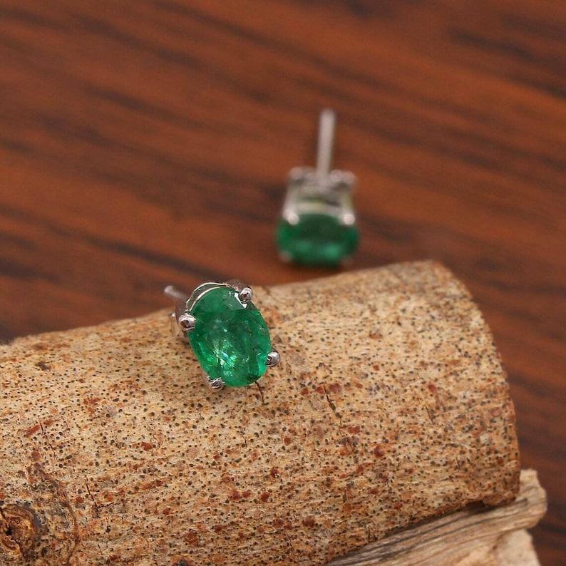 

Серьги-гвоздики May с натуральным изумрудом, серьги-гвоздики изумрудно-зеленого цвета из стерлингового серебра, очень маленькие серьги-гвоздики, серьги-гвоздики с камнем рождения зелёный