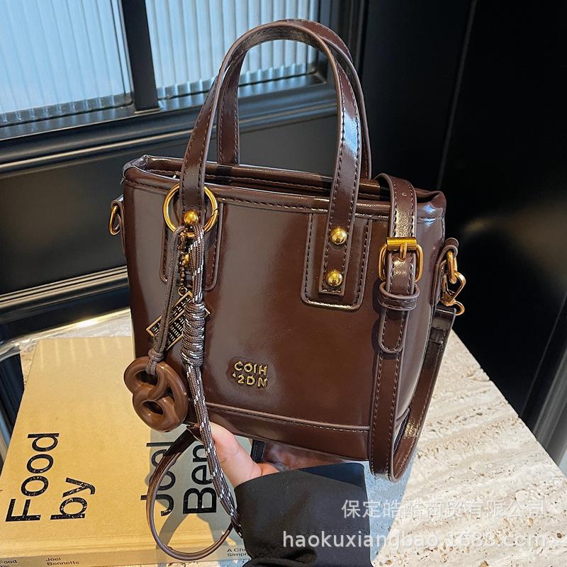 Retro handbag bag women's autumn and winter 2025 new high-end texture niche fashion versatile popular messenger bucket bag