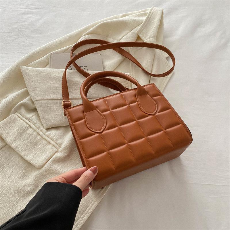 

Однотонная текстура простая сумочка 2025 весна новая универсальная ins на плечо сумка-мессенджер темперамент маленькая квадратная сумка женская коричневый