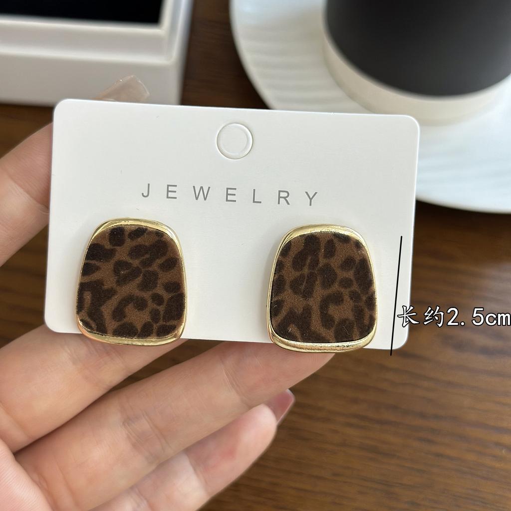 Flocking Maillard leopard print round stud earrings retro temperament niche earrings earrings