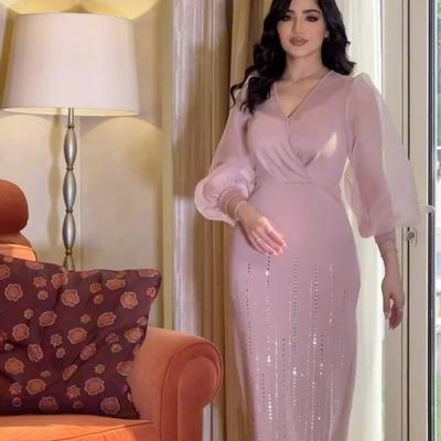 Vestido elegante com manga lanterna e lantejoulas em malha com decote em V