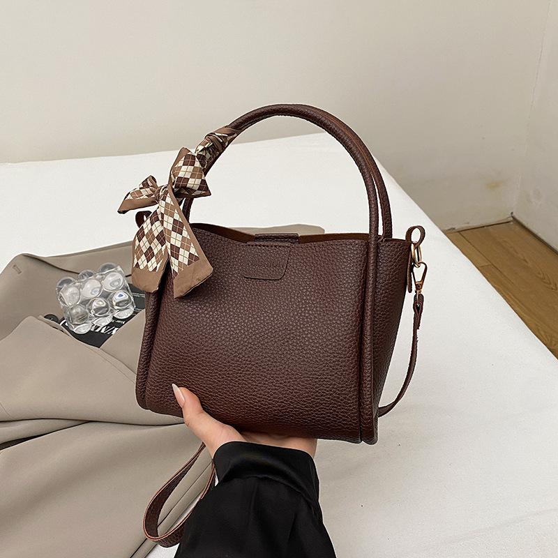 This New Fashionable and Popular Vegetable Basket Handbag Bag Women's Bucket Bag Commuter Shoulder Messenger Bag Spring