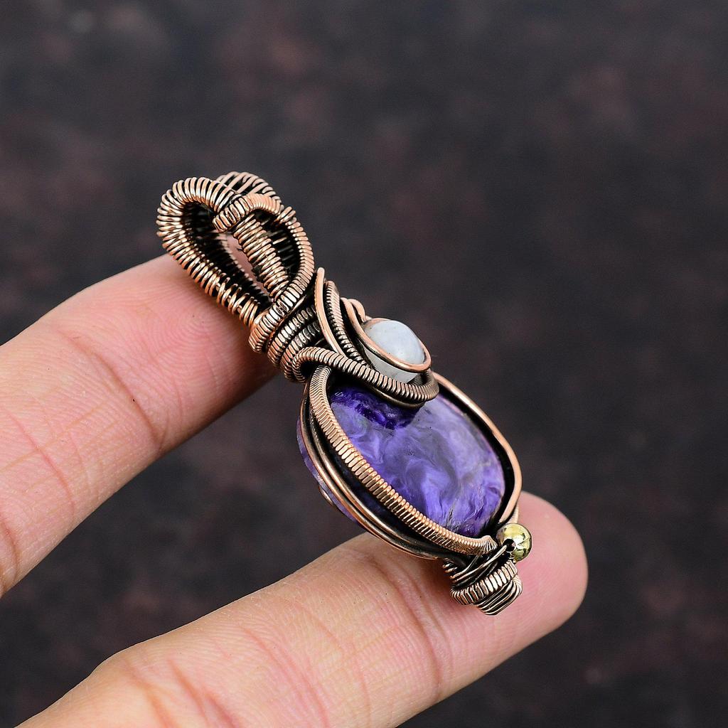 Pandantiv Charoit Înfășurat în Sârmă de Cupru Pandantiv cu Piatră Prețioasă Bijuterii Handmade Pandantiv Elegant Pandantiv Piatra Lunii Curcubeu Bijuterii din Cupru Cadou de Nuntă