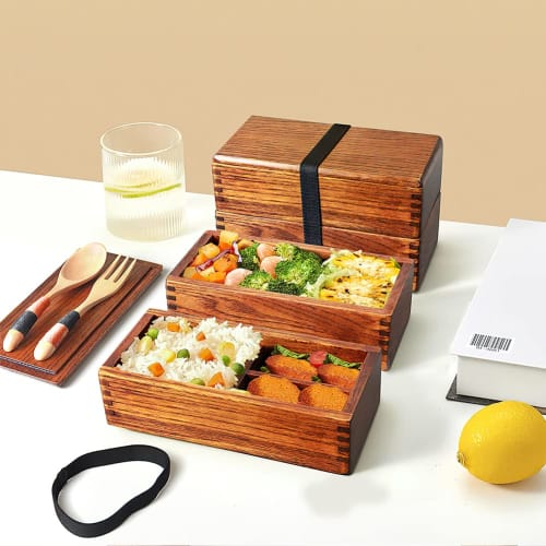 AOOSY Bento Box, Zweistöckige quadratische Lunchbox, 800 ml Fassungsvermögen, mit T-förmiger Trennwand, Antibakteriell, Naturlackbeschichtung, Holzlöffel und -gabel, Hand
