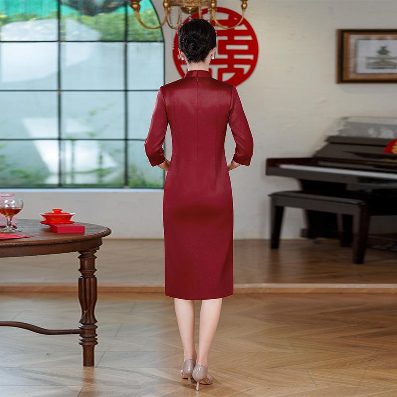 Elegant Dark Red Qipao for Autumn 2025: High-End Wedding Banquet Dress for Middle-Aged Mothers