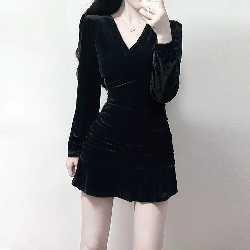 Small Dress Autumn and Winter High-end Birthday Dress Dress, Royal Sister Wears a Short Velvet Little Black Dress To Show Her Figure