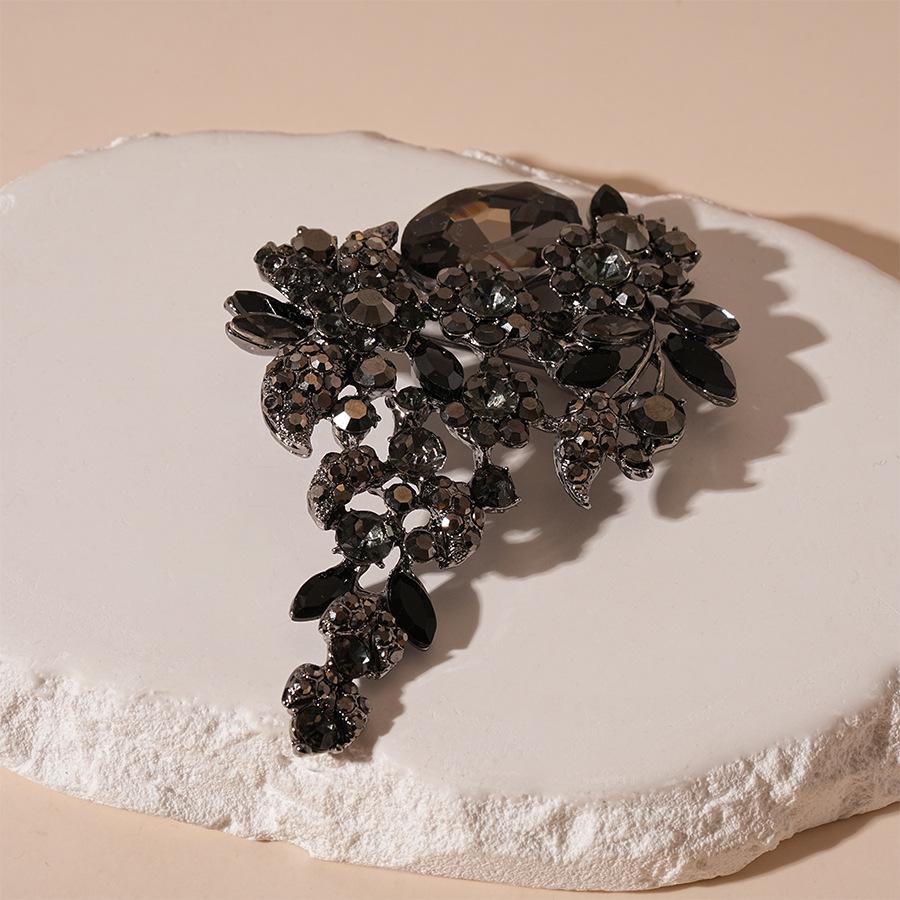 Брошь  Цветок с бриллиантами, лепестки, листья, геометрическая  Личность Темный ветер Темперамент Булавка Брошь
