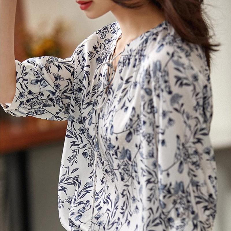 Blau-Weißes Porzellan Aktualisiertes Chinesisches Oberteil für Damen Mit Dreiviertelärmel Frühling und Sommer Aktualisiertes V-Ausschnitt Schnürung Bedrucktes Oberteil für Damen