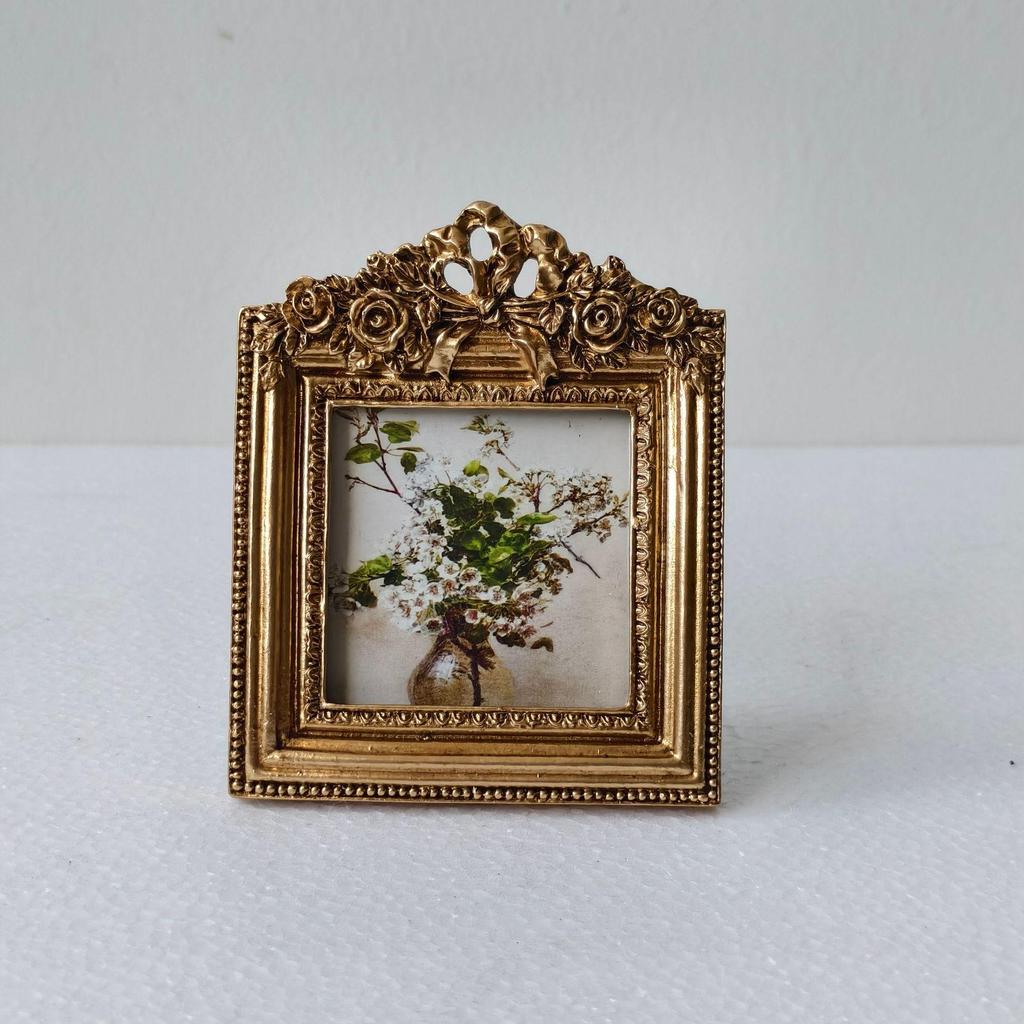 European Retro Carved Photo Frame: French Light Luxury Resin Decor for Wall or Tabletop in Living Room or Bedroom.