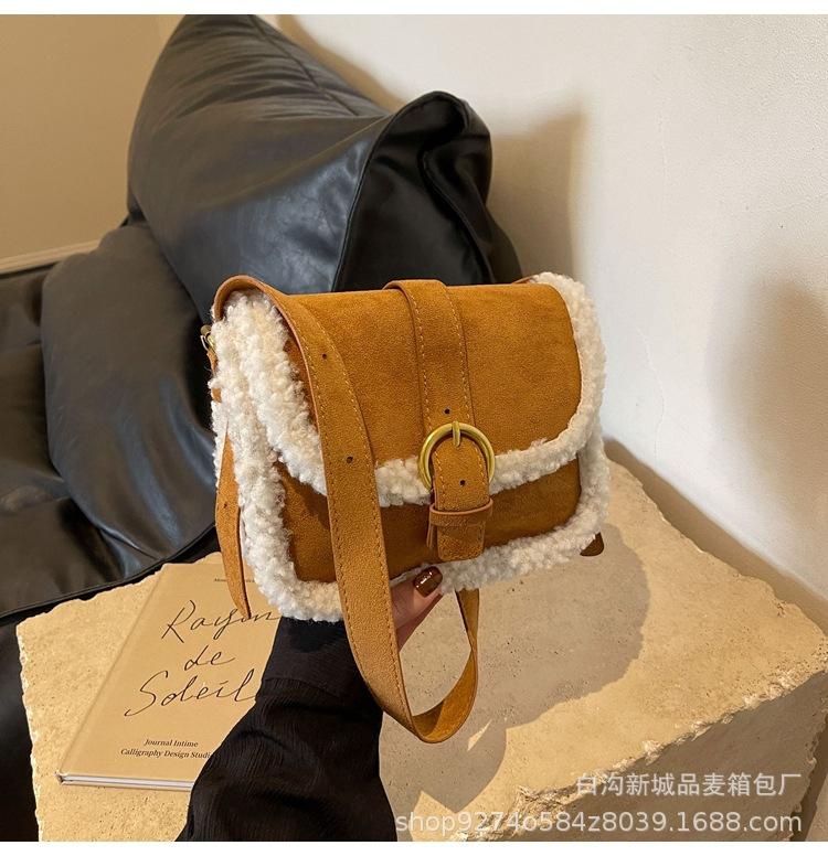 

Lamb wool bag women s 2025 new autumn and winter fashion versatile crossbody bag popular one-shoulder commuter bag коричневий