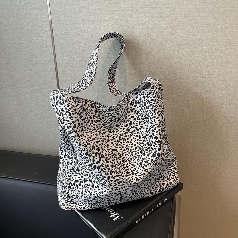 

Сумка-ведро с леопардовым принтом, большая вместимость, высокая чувственность, нишевая сумка-тоут для женщин 2024, новая тканевая сумка Tide белый