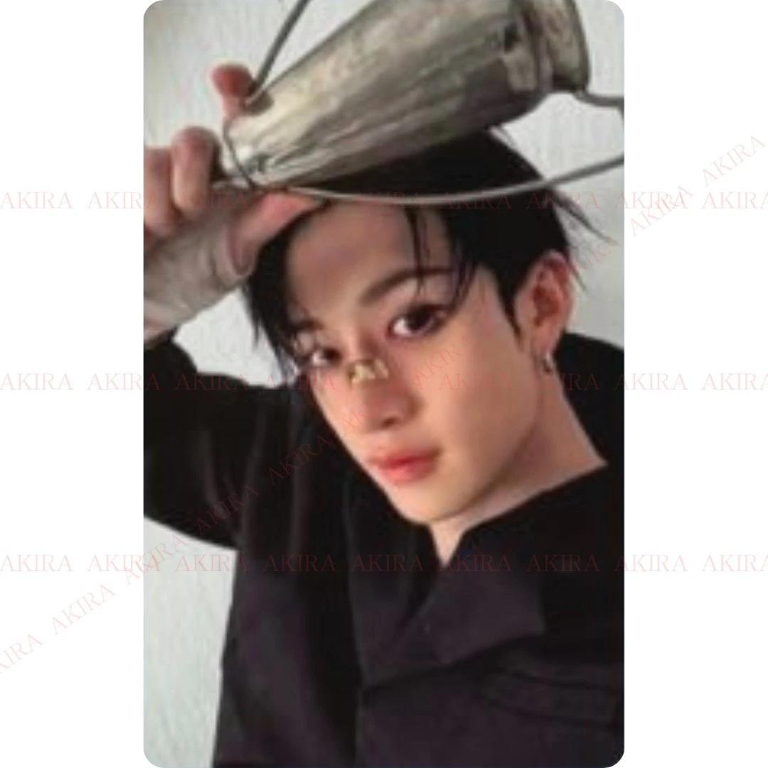 Stray Kids БАН ЧАН АЛЬБОМ KARMA ОФИЦИАЛЬНАЯ ФОТОКАРТОЧКА SKZOO ver. / 2