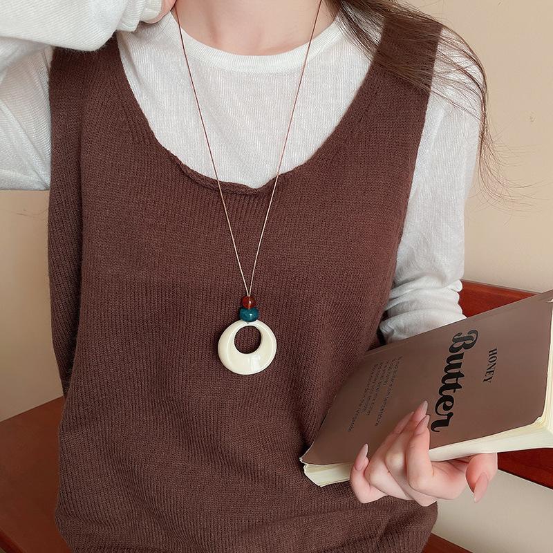 Retro Round Resin Necklace: Versatile, Fashionable High-End Clavicle Chain for Women
