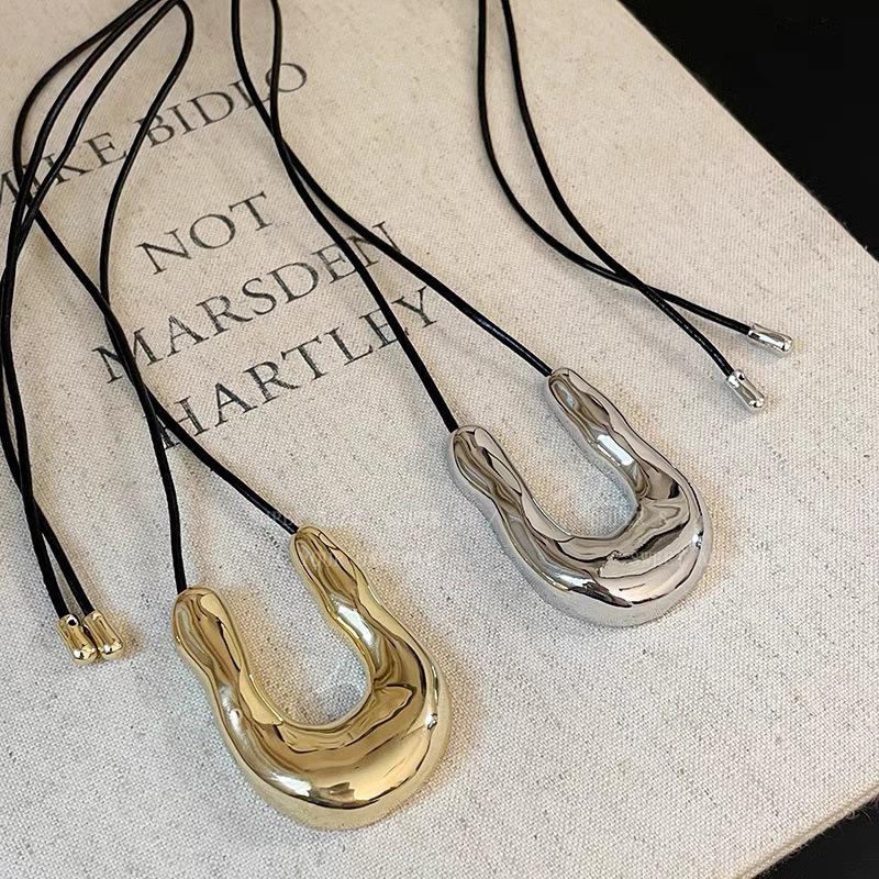 U-shaped Metal Horseshoe Pendant Necklace - Women's Luxury Long Sweater Chain.