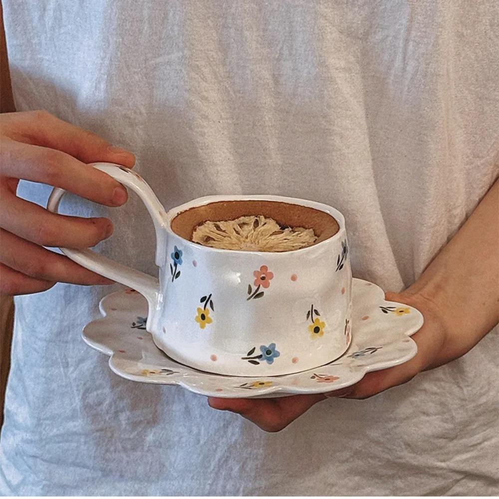 Ručně malovaný květinový keramický šálek, podglazurně barvený šálek na kávu