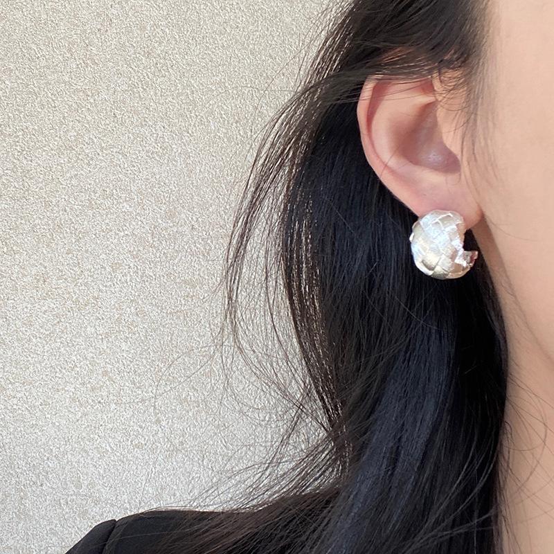 Cross-textured C-shaped stud earrings, cold wind, personalized fashion, commuting, versatile earrings, earrings for women