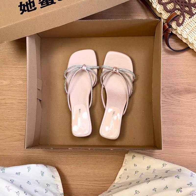 Strass-Flip-Flops mit niedrigem Absatz, coole Pantoletten für Damen-Sommerbekleidung 2025 neue Modelle mit Röcken und Zehensteg-Pantoletten