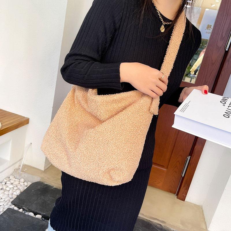 Damentasche aus Wolle Sommer neu große Kapazität Plüsch-Umhängetasche trendige Mode einfarbige Tragetasche