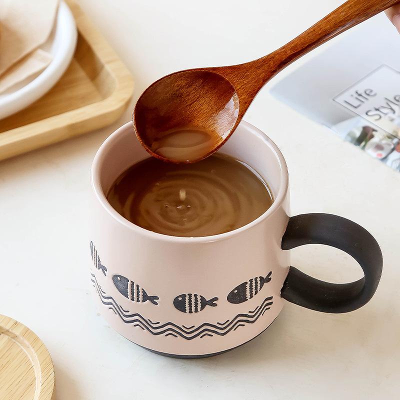 Caneca de Cerâmica Rosa Rústica Pintada à Mão Estilo Retrô com Peixe Pequeno em Relevo Mate Boca Larga para Café da Manhã Grande