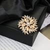 Brosche Retro-Stil Rundes Florales Design Reversnadel mit gefälschtem Opal eingelegt Pullover Kragen Hüte Taschen Mäntel Schals Abzeichen Outfit-Accessoire