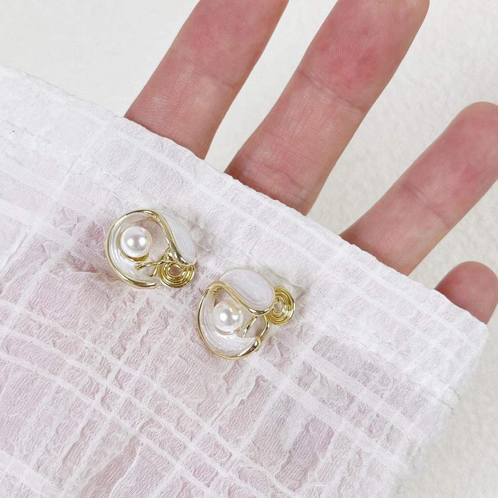 Vintage French Pearl No-Pierce Earrings: Elegant Luxury Clip-ons for Women