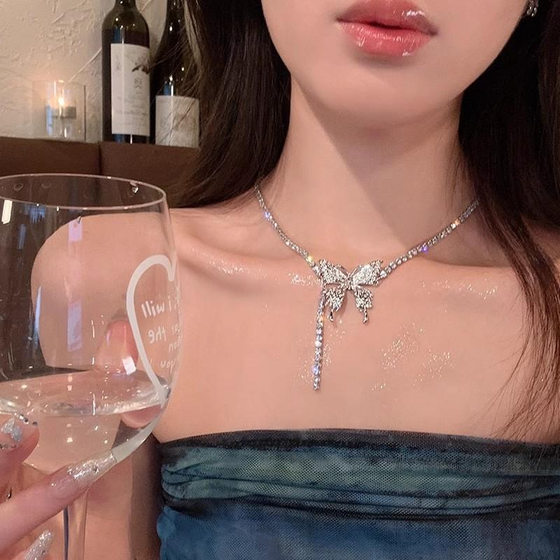 

Flash diamond butterfly necklace women s light luxury niche design new trendy high-end collarbone chain neck chain autumn