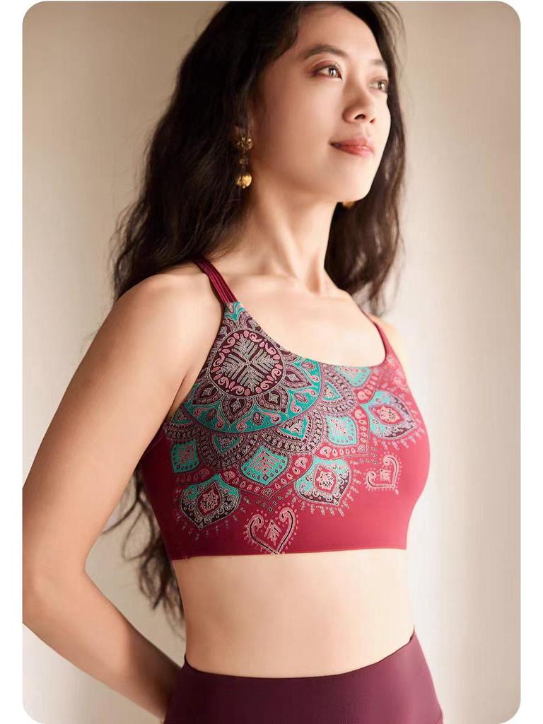 Conjunto de sujetador deportivo y pantalones de fitness con chaleco de yoga y flor de mandala