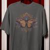Mothgate | Comfort Colors Fantasy Schmetterling T-Shirt, Gothic Motte Shirt, Dark Academia Ästhetik, Mystische Kunst Unisex Vintage T-Shirt Retro Stil